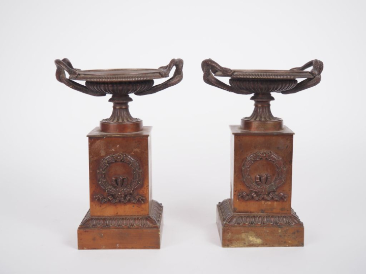 Paire de cassolettes XIXème en tôle et bronze cuivré, figurant des cou