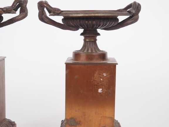 Paire de cassolettes XIXème en tôle et bronze cuivré, figurant des cou