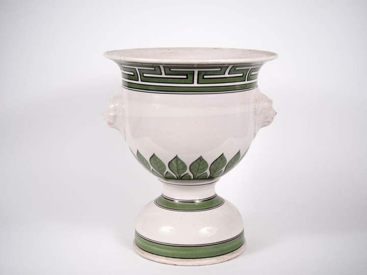 Vase Médicis en faience à décor de grecque, de feuilles et de liserés 