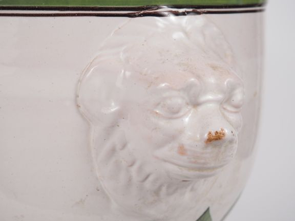 Vase Médicis en faience à décor de grecque, de feuilles et de liserés 