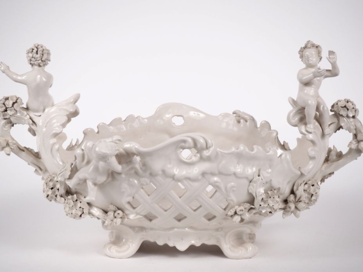 Jardinière en porcelaine à décor ajouré et en rondebosse d'amours, de 