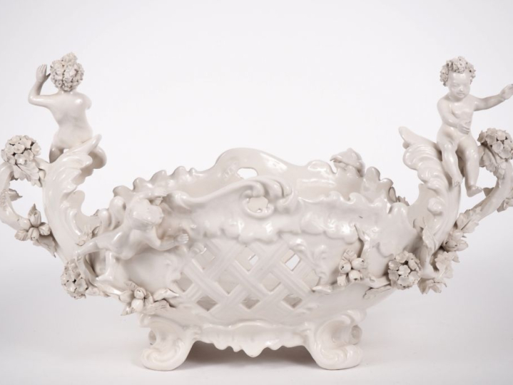 Jardinière en porcelaine à décor ajouré et en rondebosse d'amours, de 