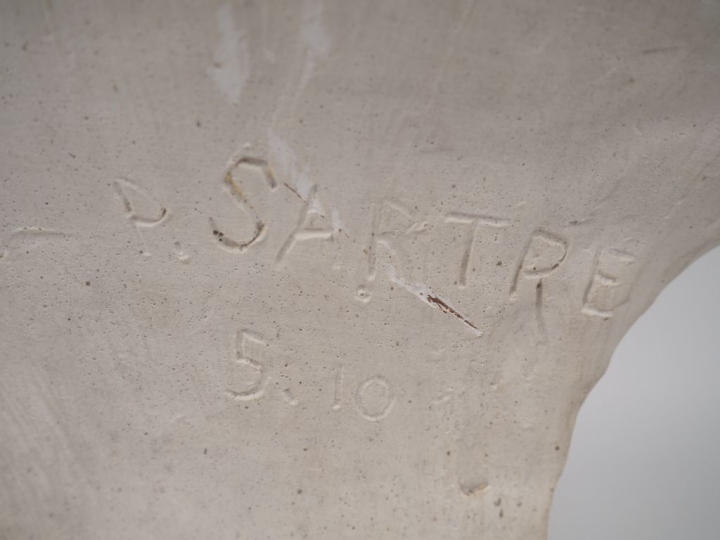 P. SARTRE.  "portrait d'homme en buste" Platre  Signé H. 67 cm