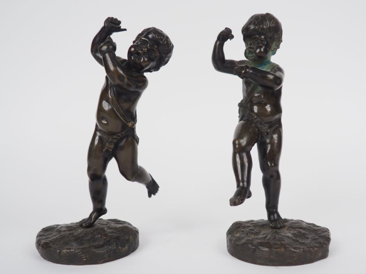 Paire de sujets en bronze à patine brune "amours dansant". H. 23 cm et