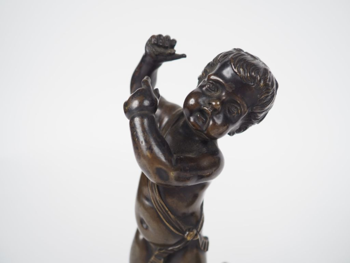 Paire de sujets en bronze à patine brune "amours dansant". H. 23 cm et