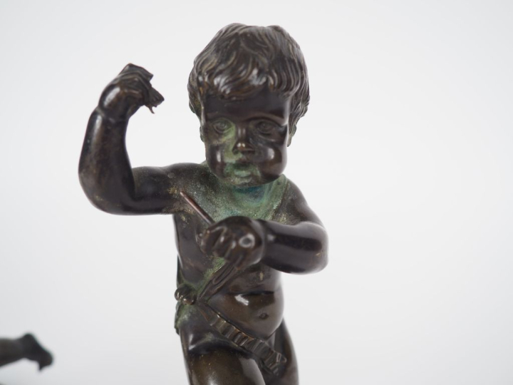 Paire de sujets en bronze à patine brune "amours dansant". H. 23 cm et