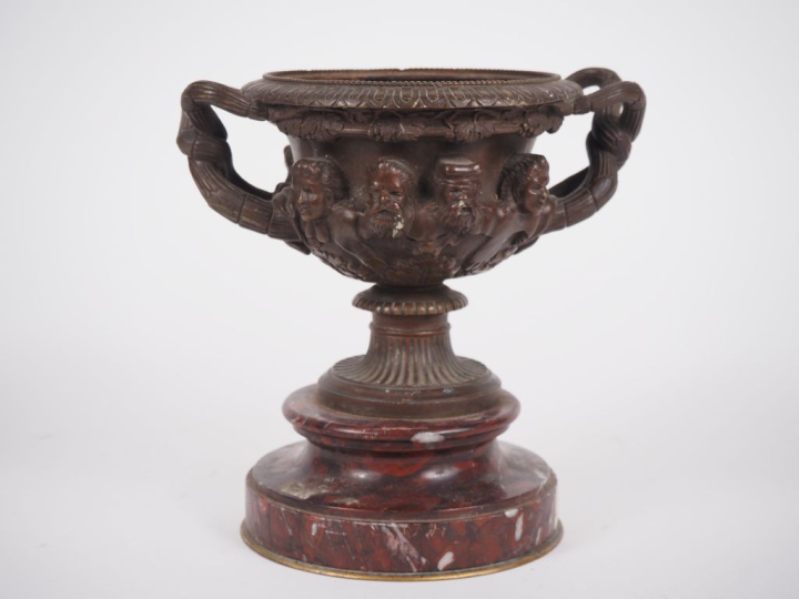 Coupe de style antique en bronze, socle à doucine en marbre rouge. H. 