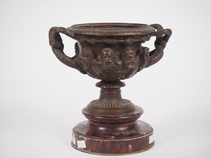 Coupe de style antique en bronze, socle à doucine en marbre rouge. H. 