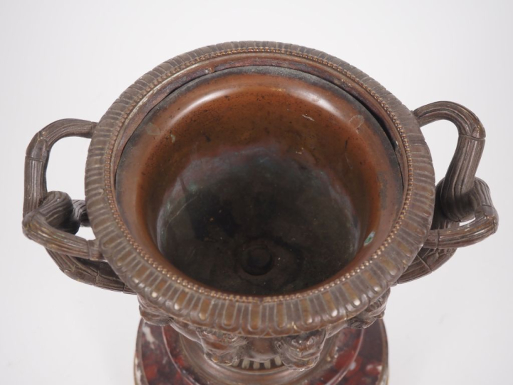 Coupe de style antique en bronze, socle à doucine en marbre rouge. H. 
