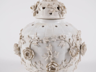 Vente aux enchères Brûle parfum 1900 en porcelaine blanche de Saxe à décor de feuillage e