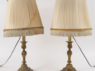 Vente aux enchères Deux différents bougeoirs de style Louis XV en métal, montés en lampe.