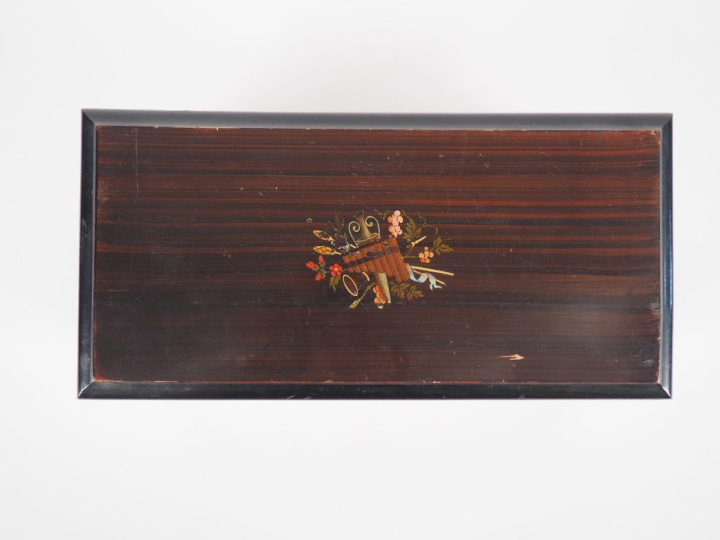 Boîte à musique Napoléon III en bois peint à décor de fleurs polychrom