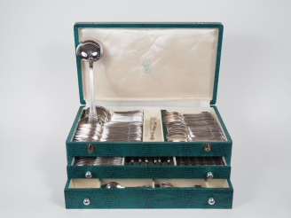 Vente aux enchères Ménagère métal argenté dans un coffret vert comprenant :  12 grands co