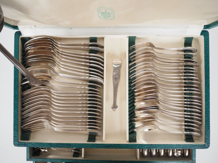 Ménagère métal argenté dans un coffret vert comprenant :  12 grands co