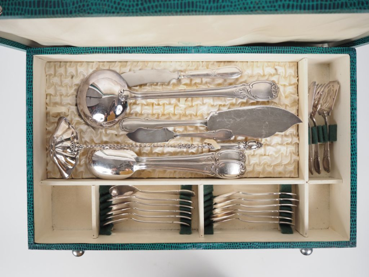 Ménagère métal argenté dans un coffret vert comprenant :  12 grands co
