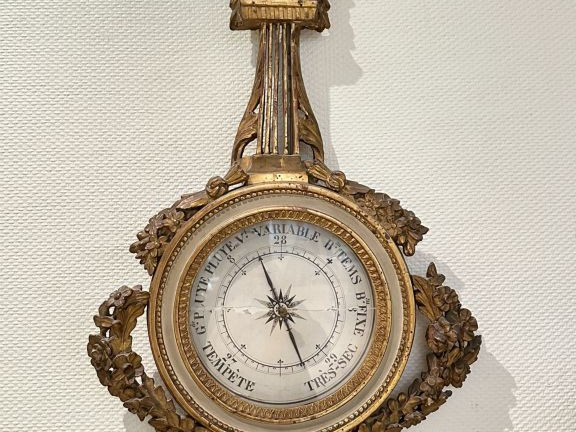 Baromètre Louis XVI en bois et stuc doré à décor de fleurs, de feuilla