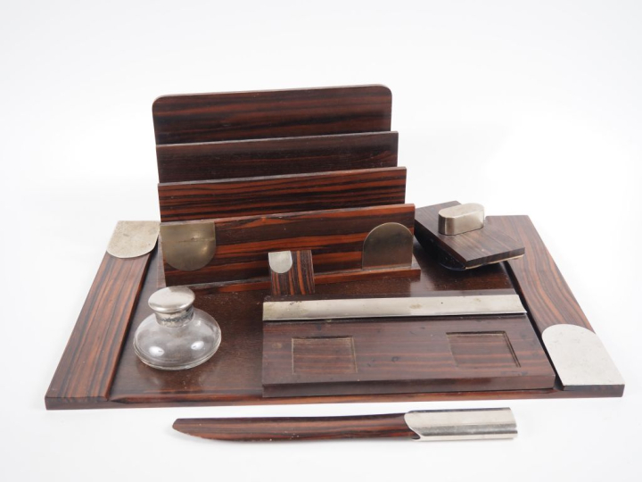 Nécessaire de bureau de style Art Déco en placage de palissandre. Comp