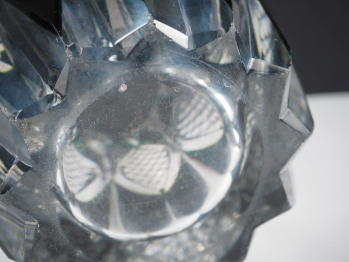VAL SAINT LAMBERT Vase en cristal bicolore taillé, à décor de croisill