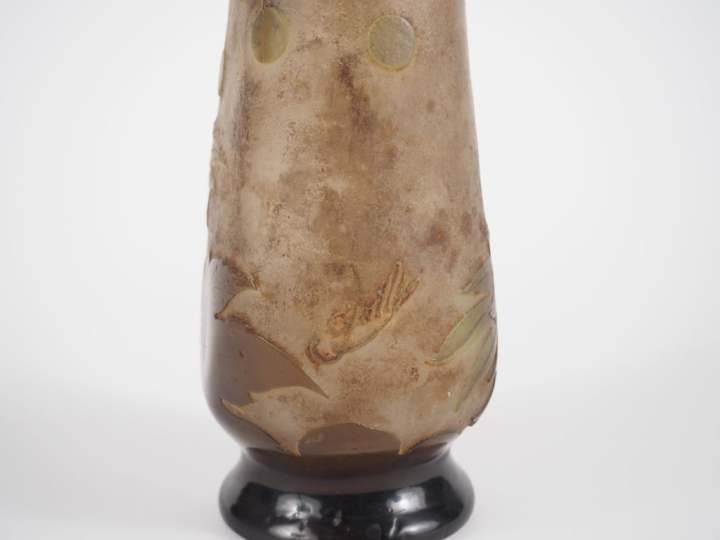 GALLE. Vase sur piédouche en verre  à décor gravé en camée et dégagé à