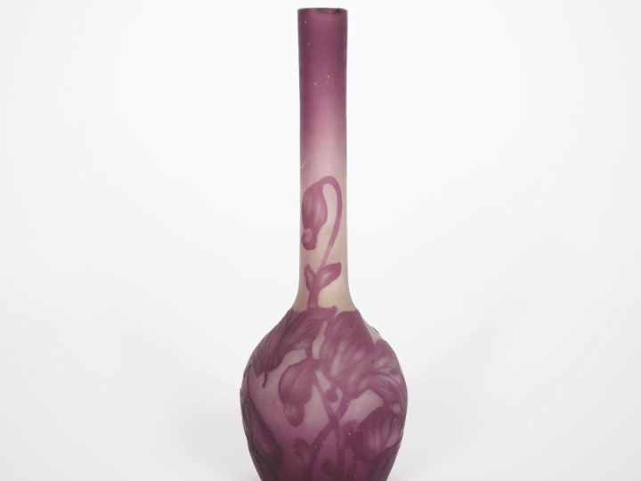 VESSIERE à Nancy. Vase miniature en verre à décor dégagé à l'acide de 