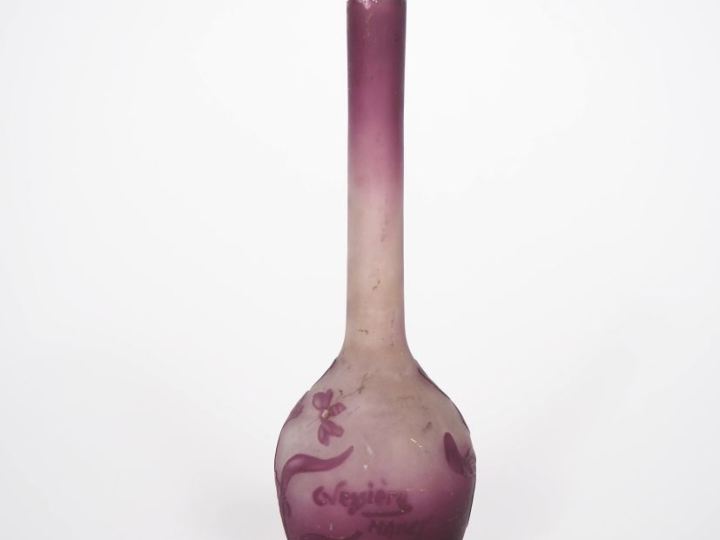 VESSIERE à Nancy. Vase miniature en verre à décor dégagé à l'acide de 