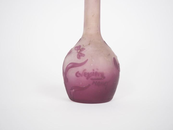 VESSIERE à Nancy. Vase miniature en verre à décor dégagé à l'acide de 