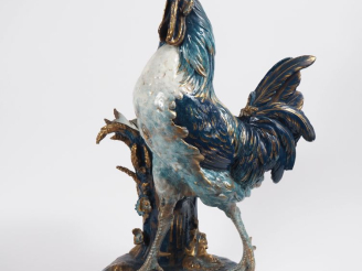 Vente aux enchères COMOLERA. "Le coq". Grand sujet en céramique bleue réhaussée d'or. Sig