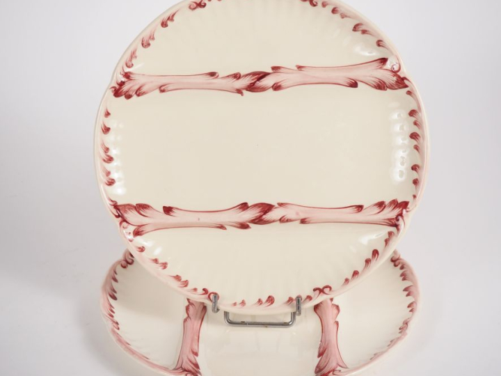 SARREGUEMINES. 10 assiettes à asperges en faïence. Signées. Diam. 25 c