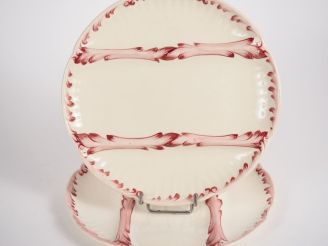 Vente aux enchères SARREGUEMINES. 10 assiettes à asperges en faïence. Signées. Diam. 25 c