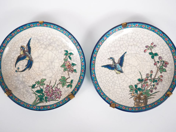 LONGWY. Paire d'assiettes en céramique à décor d'émaux polychromes. Si