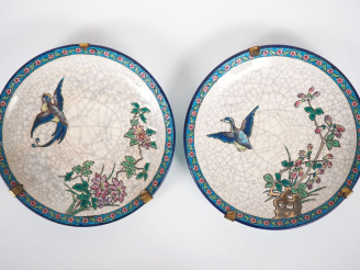 Vente aux enchères LONGWY. Paire d'assiettes en céramique à décor d'émaux polychromes. Si