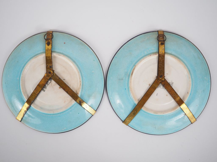 LONGWY. Paire d'assiettes en céramique à décor d'émaux polychromes. Si