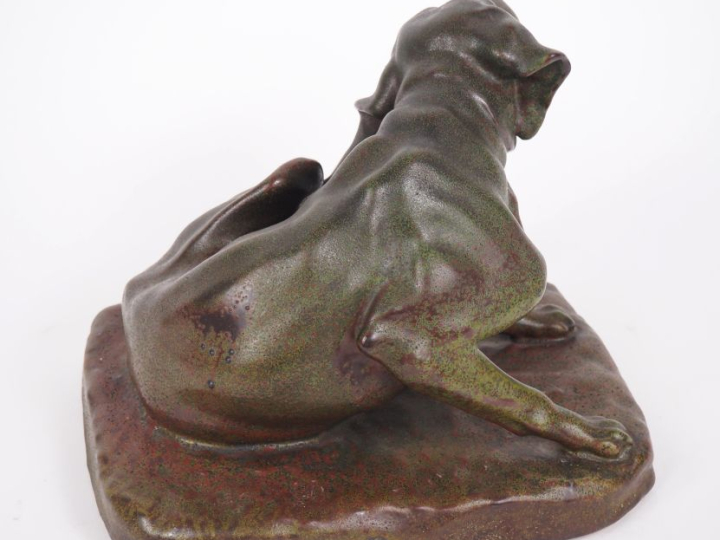 Sujet 1900 en grès polychrome. "le braque"  Dim. 19,5 x 24 cm