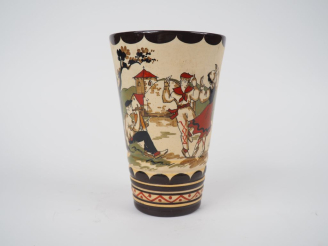Vente aux enchères Vase cornet en grès polychrome à décor de fandango du pays basque. Sig