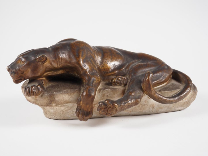 MASSON. "Panthère couchée".  Sculpture en biscuit polychrome de Sèvres