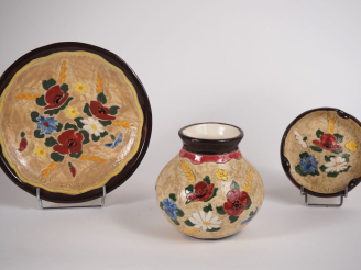 Vente aux enchères Jérôme MASSIER à Vallauris. Vase, coupe sur talon et cendrier en céram