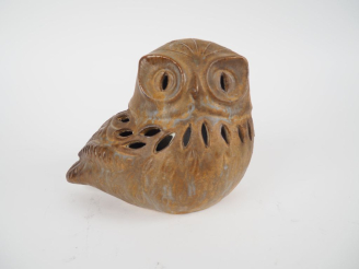 Vente aux enchères Brule parfum en grès brun en forme de chouette. H. 18 cm