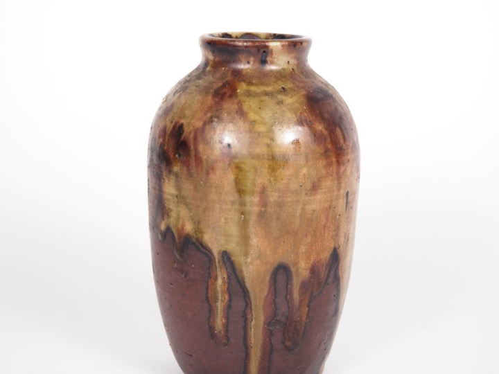 Vase début XXème en grès à décor flammé ocre et vert. H. 16 cm.