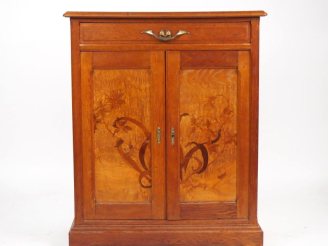 Vente aux enchères Buffet bas Art Nouveau en chêne et marqueterie, à décor de fleurs et d