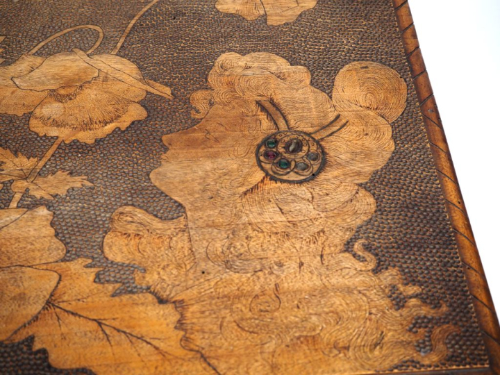 Guéridon Art Nouveau en bois naturel gravé, à décor de jeune fille, de