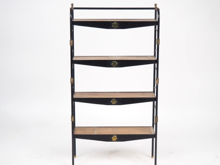 Jacques ADNET. Etagère à 4 plateaux en métal laqué noir et doré à déco
