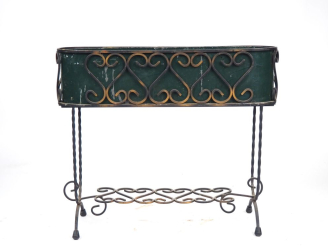 Vente aux enchères Jardinière 1950 en fer forgé à décor ajouré de consoles. Dim. 62 x 74 