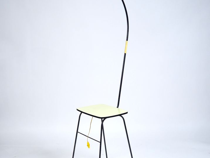 Lampadaire années 60 en formica jaune et fer laqué noir. H. 165 cm