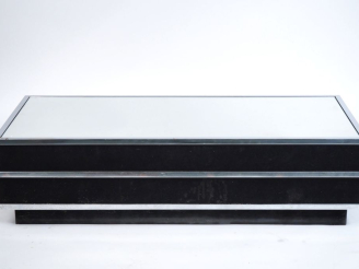 Vente aux enchères Table basse en métal chromé, glace et feutre.  Dim. 32 x 120 x 60 cm