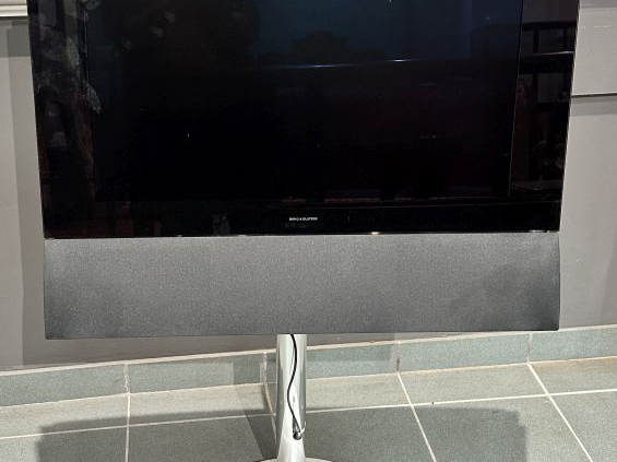 BANG   OLUFSEN.  Téléviseur Beovision 6-26 noir