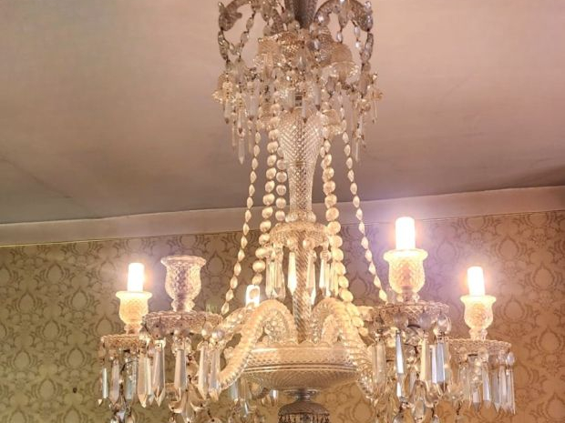BACCARAT.(?) Lustre en cristal à décor de pampilles, éclairant à six l