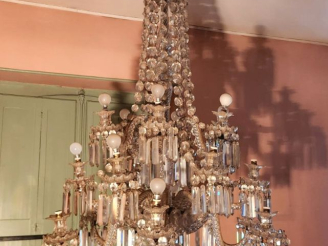 Vente aux enchères SAINT LOUIS. (?) Grand lustre de salon à pampilles en cristal de Bacca