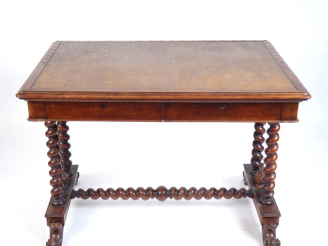 Vente aux enchères Bureau plat de style Louis XIII en acajou, travail anglo indien estamp