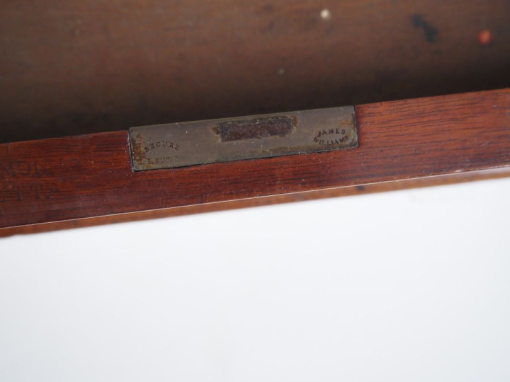 Bureau plat de style Louis XIII en acajou, travail anglo indien estamp