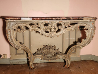 Vente aux enchères Console Louis XV en bois laqué gris, sculpté et ajouré à décor de roca